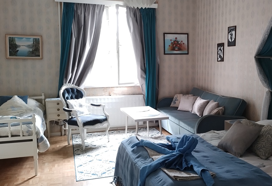 Blue room (triple room with double bed)